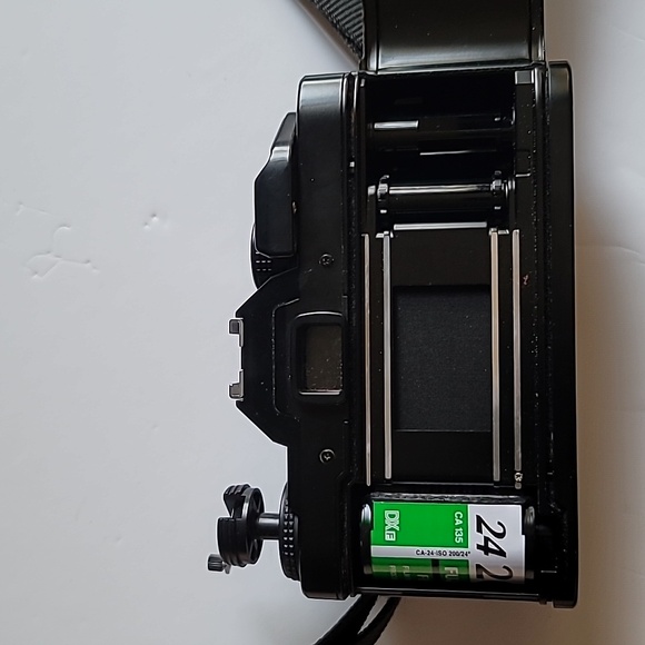 Olympus omPC 35mm DX SLR film camera body requires (2)SR44 batteries - Picture 4 of 9